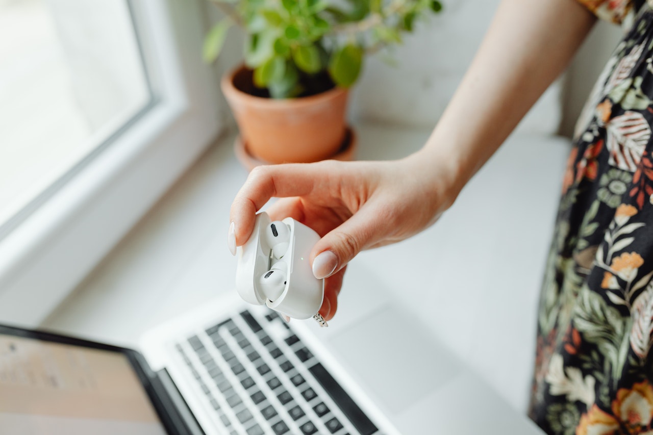 what-does-it-mean-when-replacement-airpod-pro-led-light-is-flashing